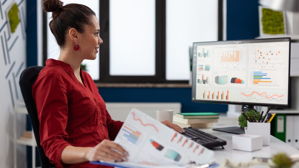 ChatGPT Ads vale a pena: profissional compara gráficos impressos com os números de campanha na tela do computador