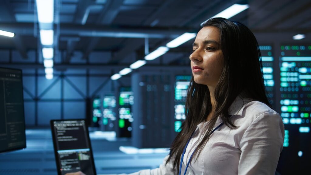 Cloudflare AI crawlers: professional monitoring server security in a data center