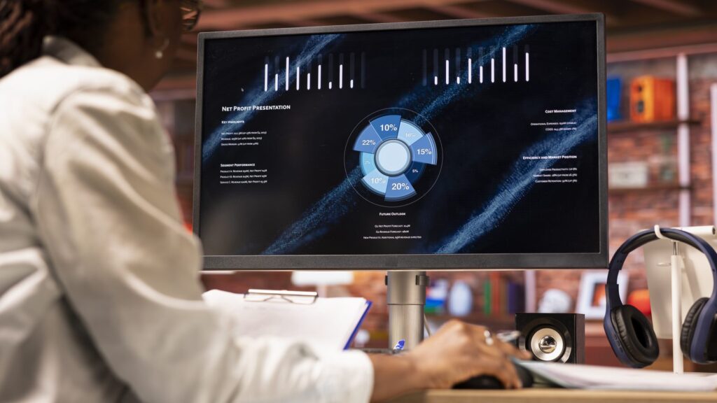 Visibilidade da marca nas IAs: profissional analisa gráficos de desempenho na tela do computador