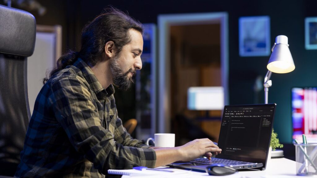 SEO no Lovable: desenvolvedor programando no notebook à noite